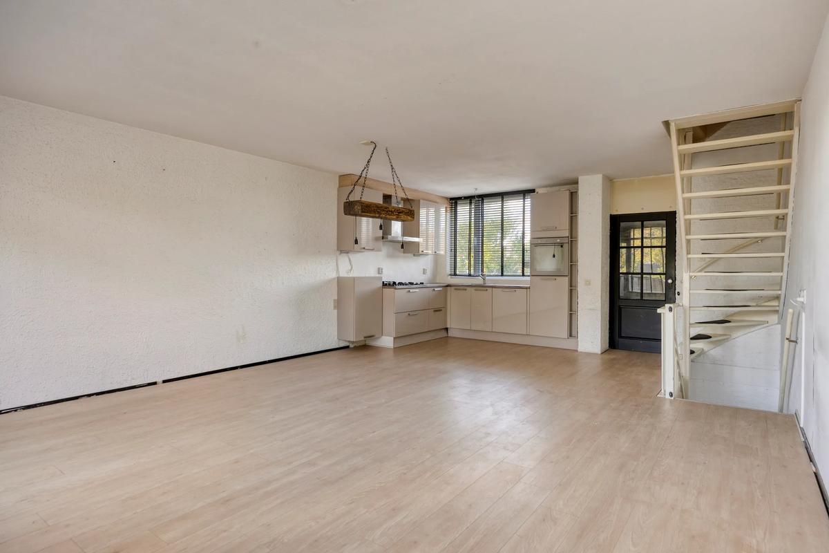 Woonkamer met oude keuken